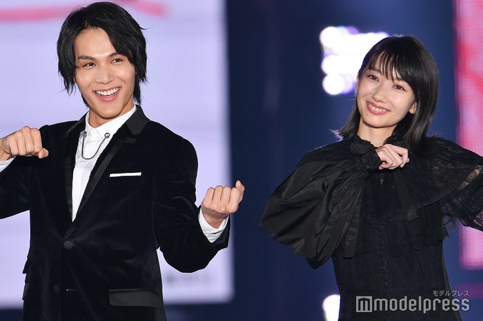 中川大志、波瑠 (C)モデルプレス
