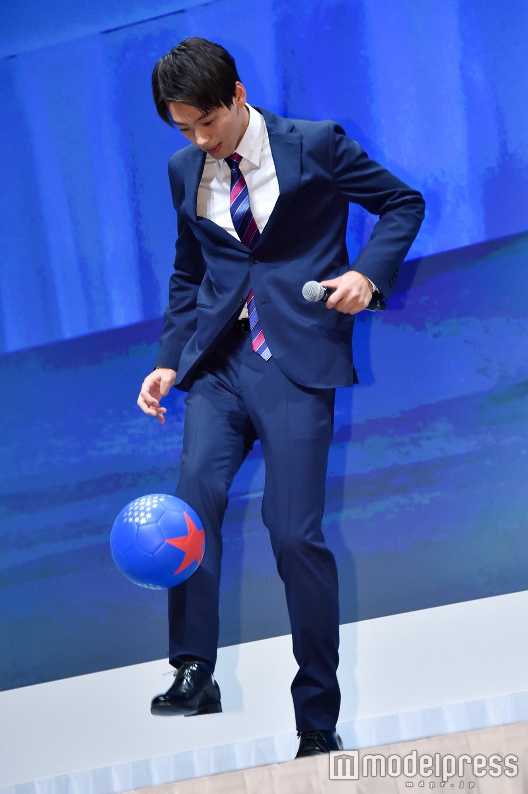 リフティングにチャレンジした竹内涼真（C）モデルプレス