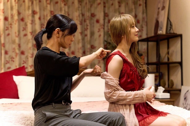 加藤史帆“彩香”&森カンナ“弘子”、出張先でダブルベッドに…「背中