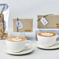 後方左:チョコレート バトン、後方中央:ブルーボトルコーヒー チョコレート コイン(10枚入り)、後方右:ブルーボトルコーヒー チョコレート コイン(20枚入り)、前方左:シングルオリジンカカオ ホットチョコレート、前方右:シングルオリジンカカオ モカ/画像提供:ブルーボトルコーヒージャパン