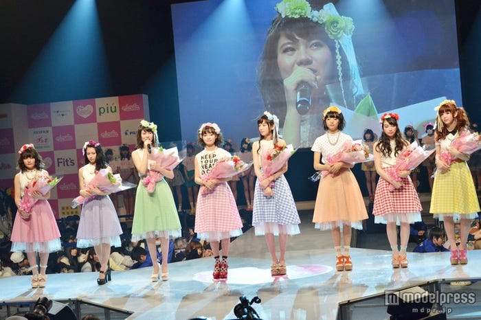 専属モデルを卒業した8人(左から)三瓶みなみ、田中若葉、山本舞香、藤麻理亜、飯豊まりえ、中川可菜、田中日奈子、藤田ニコル