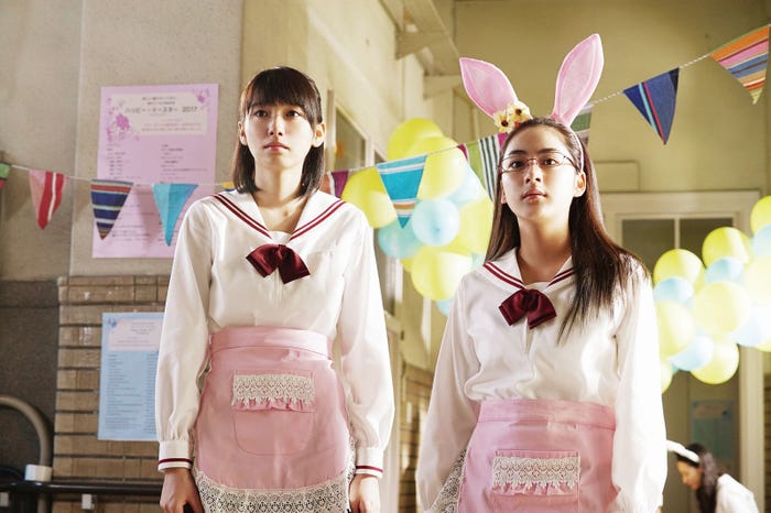 飯豊まりえ、平祐奈 (C)2017「暗黒女子」製作委員会(C)秋吉理香子/双葉社