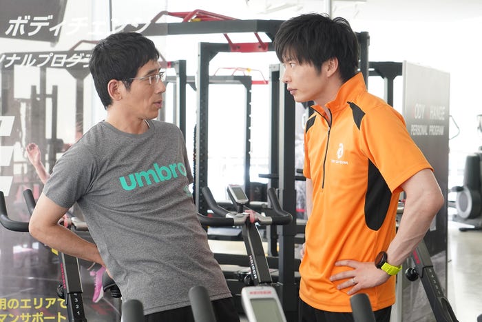 (左から)野間口徹、田中圭/「あなたの番です」第6話より(C)日本テレビ