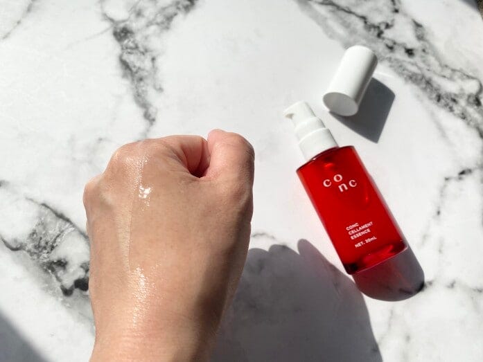 とろみのあるテクスチャーでみずみずしく伸び、心地よく使える美容液