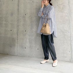 1枚でさらりと着こなす!トップスアウトのシャツコーデ