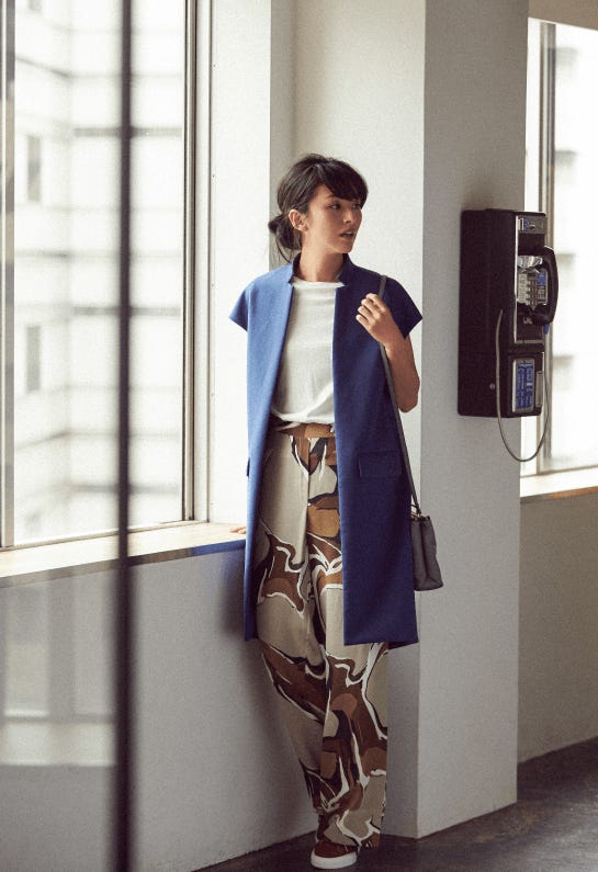 ベージュプリントパンツ¥50,000/バイ マレーネ ビルガー(アーバンリサーチ 表参道ヒルズ店) ブルーロングジレ¥35,000/スタニングルアー(スタニングルアー 青山店) ホワイトTシャツ¥3,800/ヘインズ(ビームス ボーイ 原宿) グレーショルダーバッグ ¥9,000/フィオレッリィ(スピック&スパン ルミネ新宿店) ボルドースニーカー¥20,000/Amb(ハイブリッジ インターナショナル)(C)TOPLOG