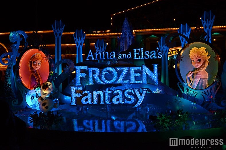 エントランスのデコレーション（夜）／（C）モデルプレス