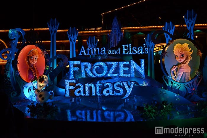 エントランスのデコレーション(夜)/(C)モデルプレス