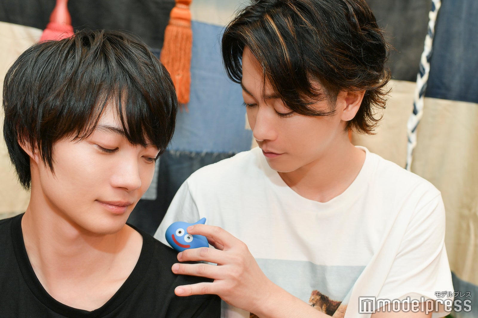 神木隆之介の肩にスラりんを乗せて遊ぶ佐藤健 （C）モデルプレス