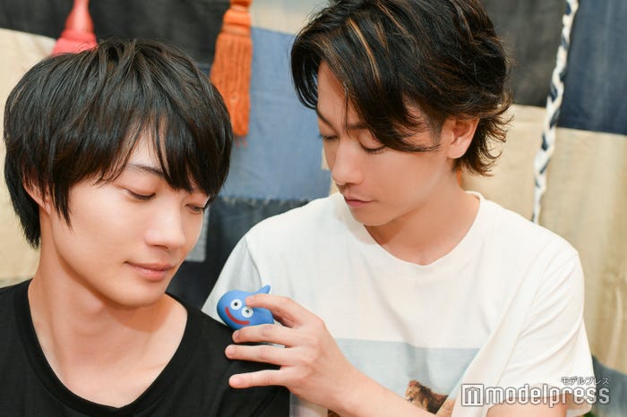 神木隆之介の肩にスラりんを乗せて遊ぶ佐藤健 (C)モデルプレス