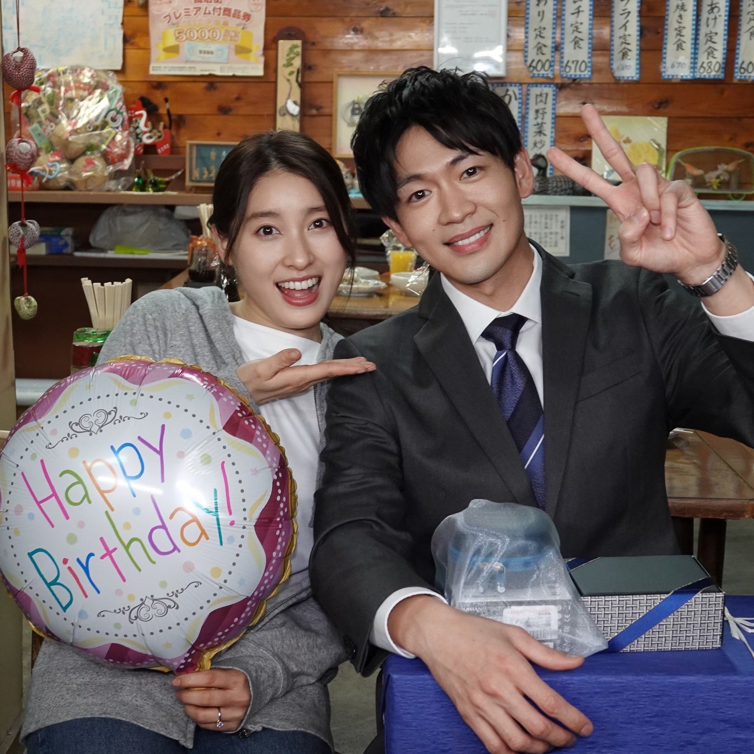 松下洸平、土屋太鳳からバースデーサプライズ「やんごとなき一族」2ショット公開に反響