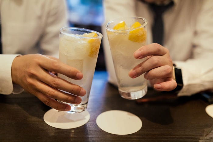 男性がお酒好きかどうかでもイメージは変わる/photo by ぱくたそ