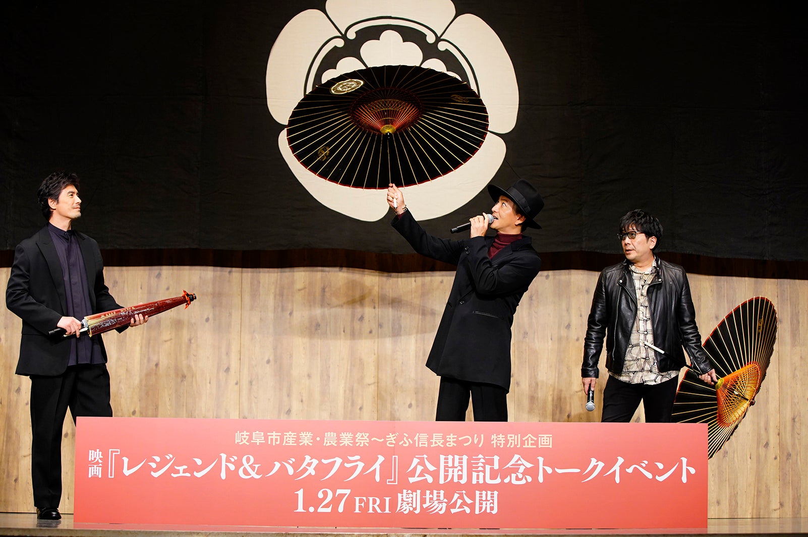 伊藤英明、木村拓哉、大友啓史監督（C）2023「THE LEGEND & BUTTERFLY」製作委員会