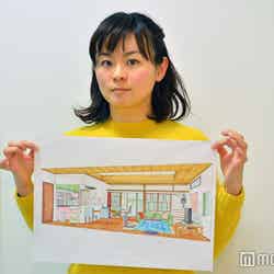 美術デザインを担当した武田麻衣子（たけだまいこ）さん（手に持っているのは高梨家のデザイン画）（C）モデルプレス