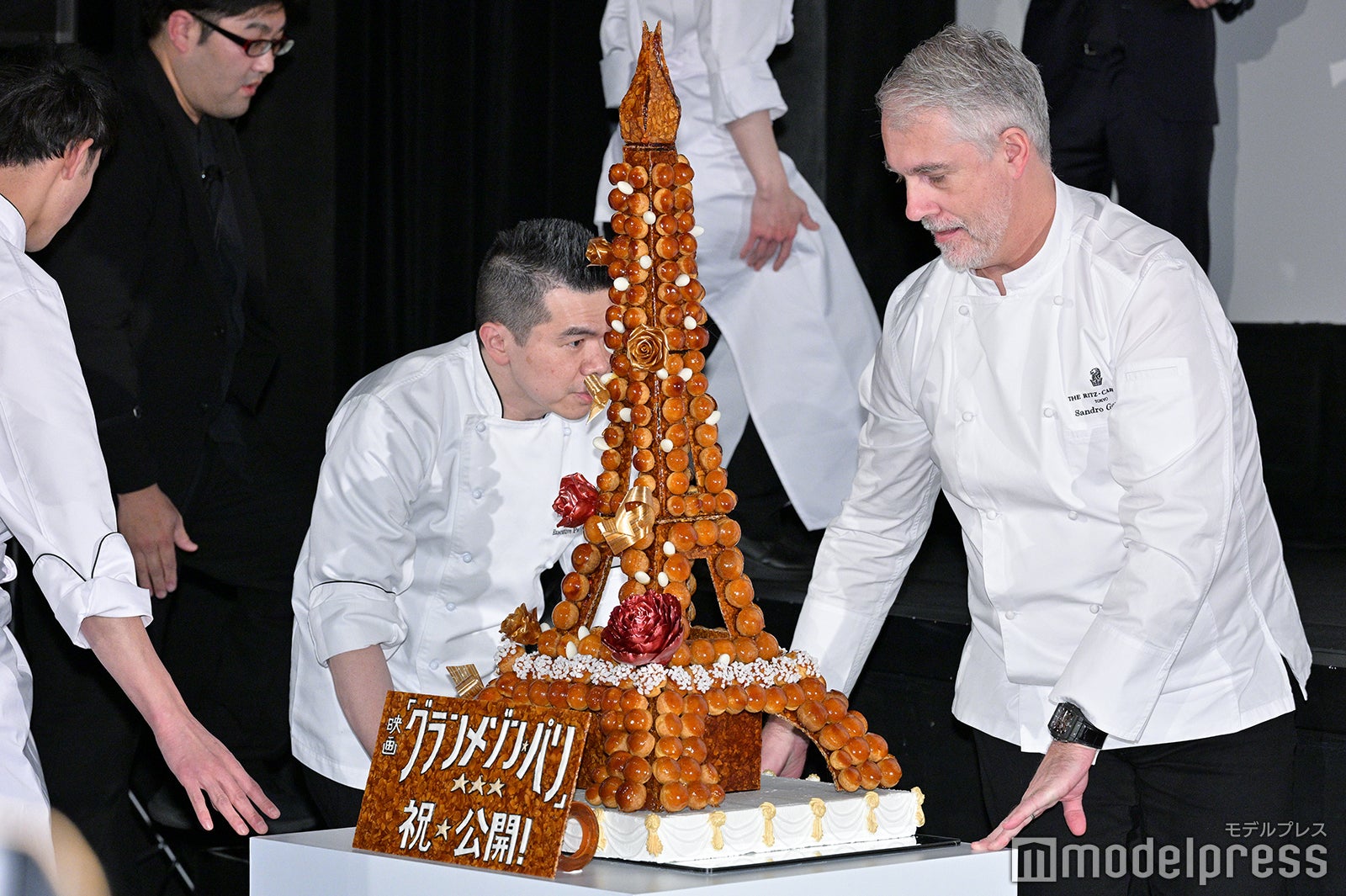 エッフェル塔ケーキ（C）モデルプレス