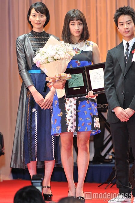 能年玲奈(左)、広瀬すず(C)モデルプレス