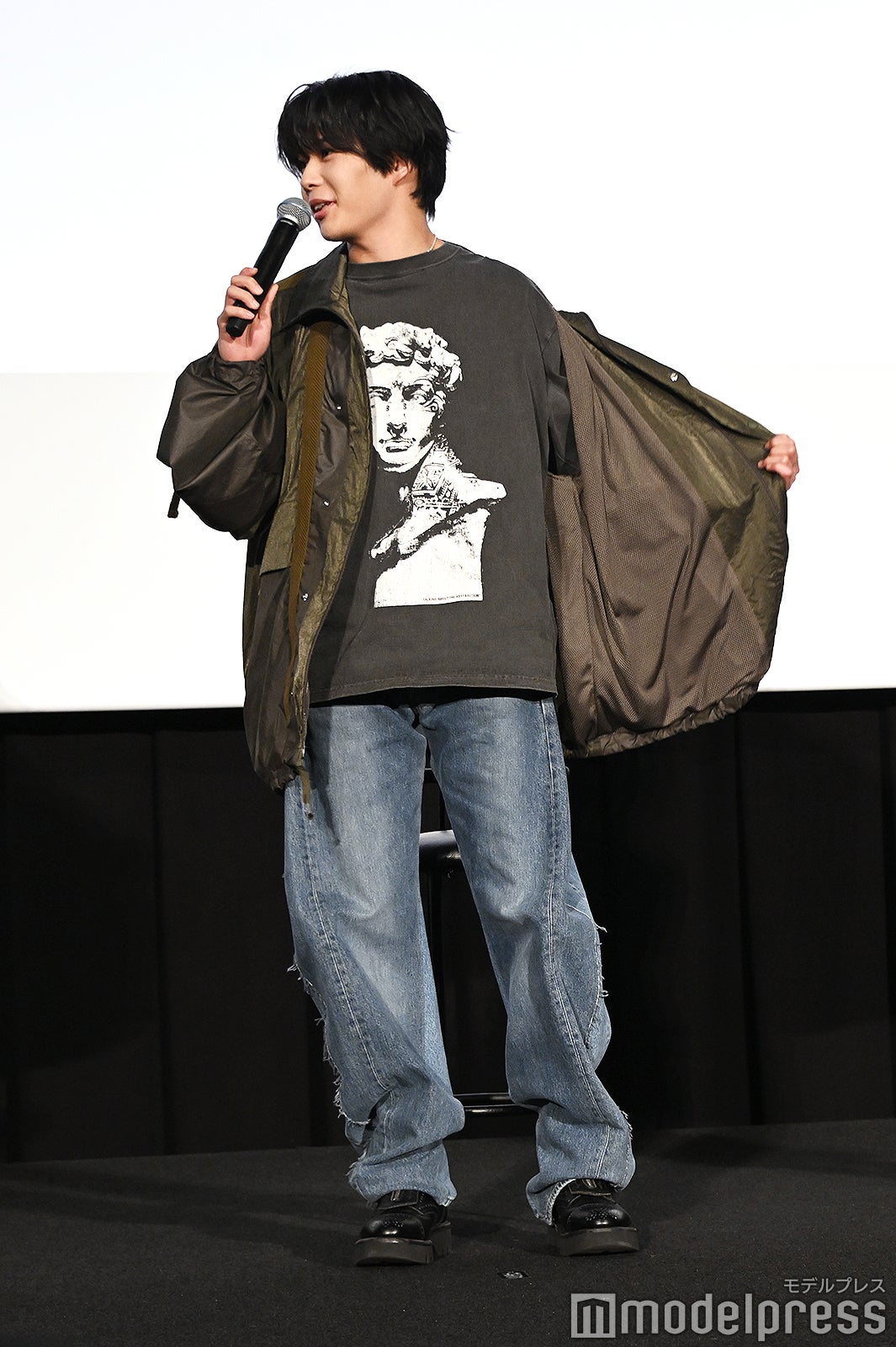 私服でそのまま来た感じの長尾謙杜（※衣装です）（C）モデルプレス