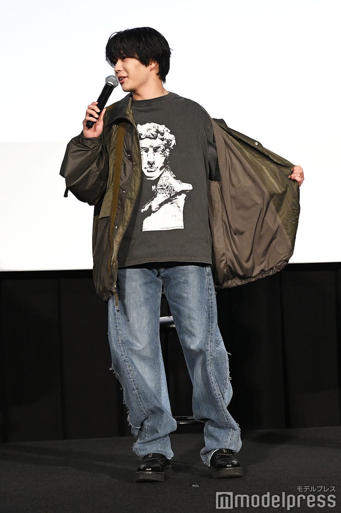 私服でそのまま来た感じの長尾謙杜(※衣装です)(C)モデルプレス