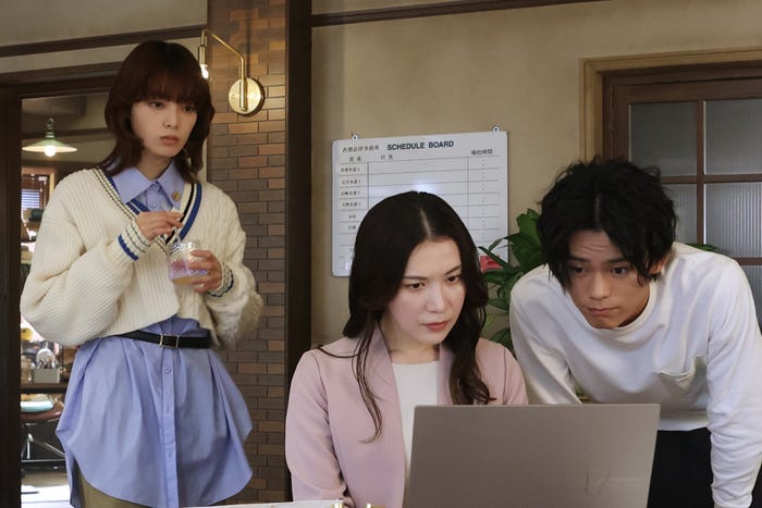 (左から)平手友梨奈、村川絵梨、日向亘「うちの弁護士は手がかかる」第9話より(C)フジテレビ