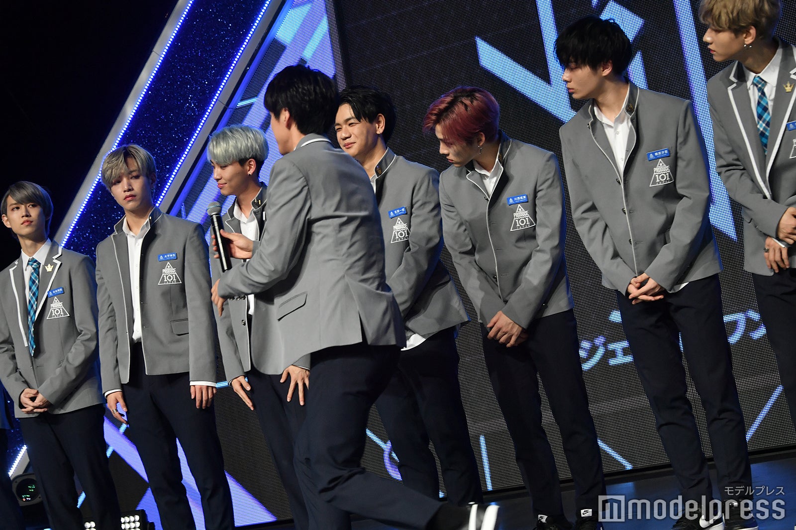 マイクを受け渡すメンバー（C）モデルプレス