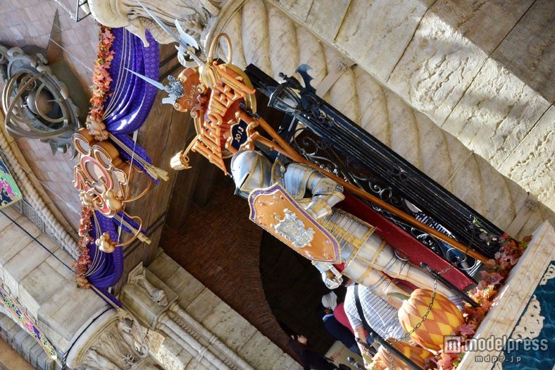 「エントランス」中世の甲冑がお出迎え／東京ディズニーシー