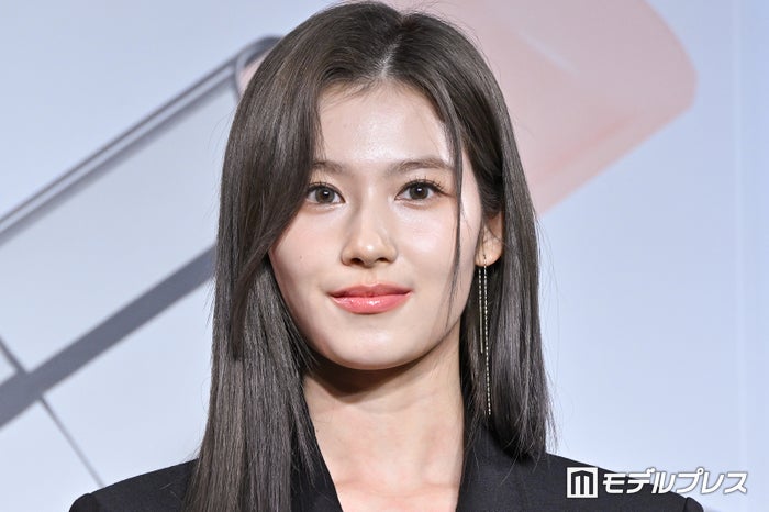 TWICEサナ、へそ出し＆美脚全開のアメカジコーデ披露「眩しすぎる美貌」「憧れのスタイル」と反響