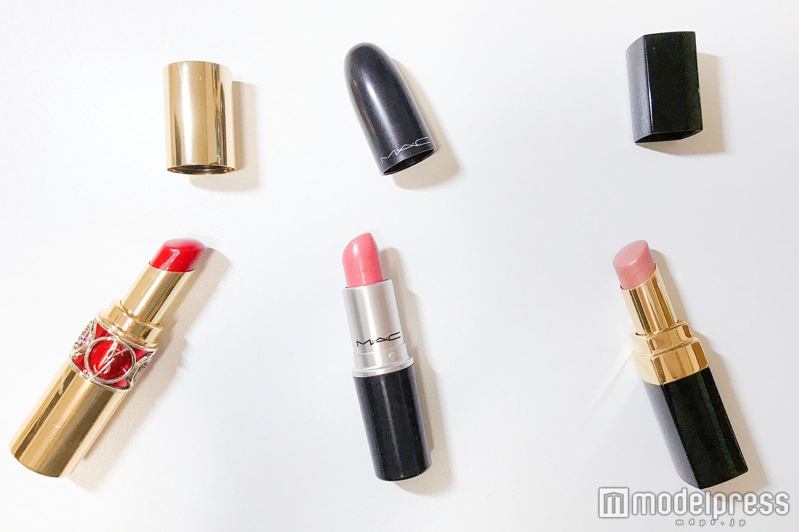 画像左から【イヴ・サンローラン】「ルージュヴォリュプテシャイン」、【M・A・C】「リップスティック」、【CHANEL】「ルージュ ココ シャイン」／写真・MAI（C）モデルプレス
