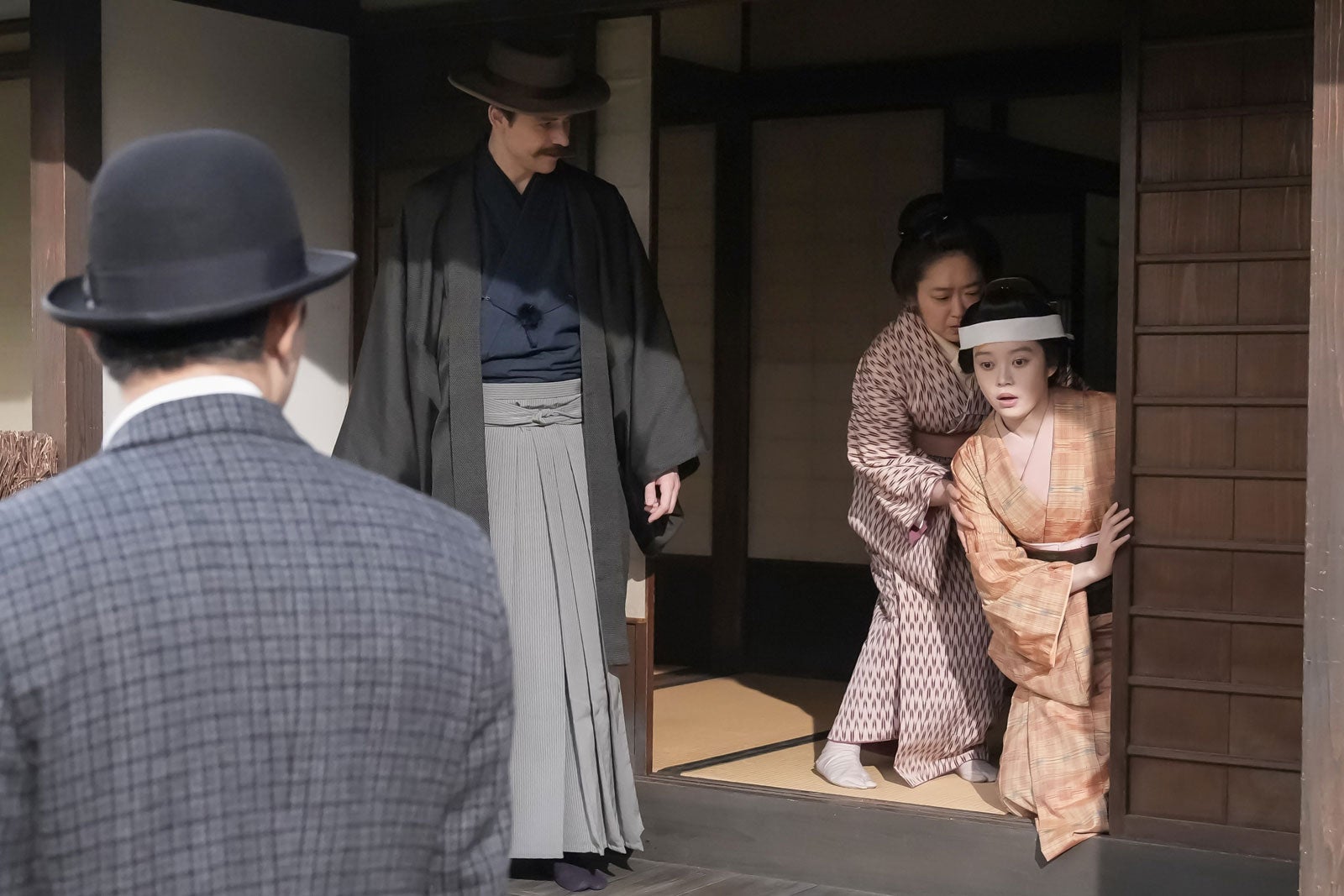 吉沢亮、トミー・バストウ、池脇千鶴、高石あかり「ばけばけ」第89話（C）NHK