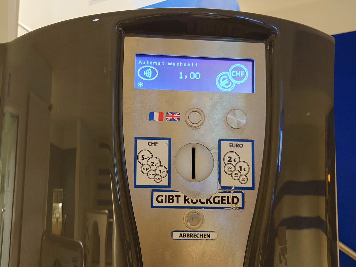 有料トイレの現金投入口