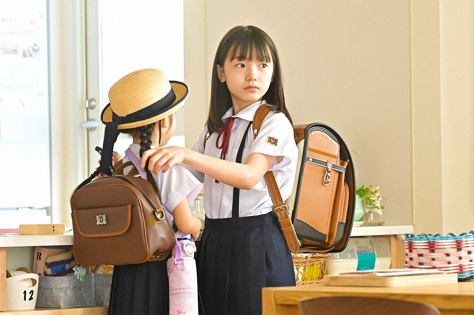 泉谷星奈、稲垣来泉／「オールドルーキー」第3話より（C）TBS