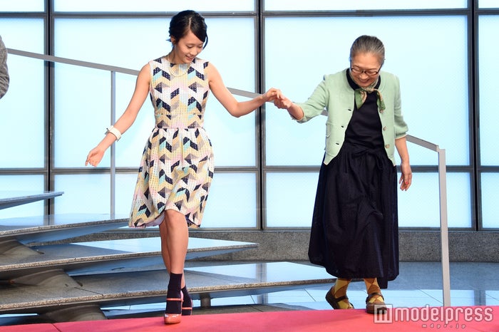 前田敦子 幾何学模様のカラフルワンピで春気分 絶妙カラーリングがポイント ファッションチェック モデルプレス