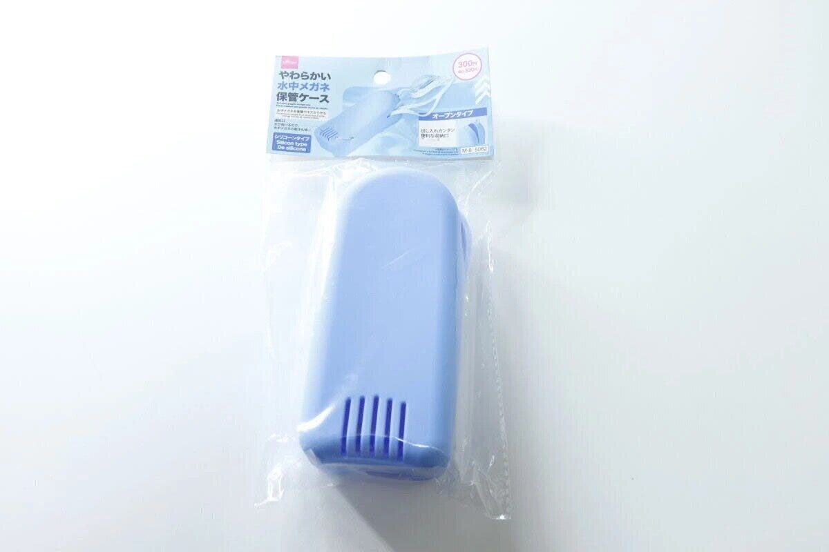 水色の水中メガネケースがパッケージに入っている