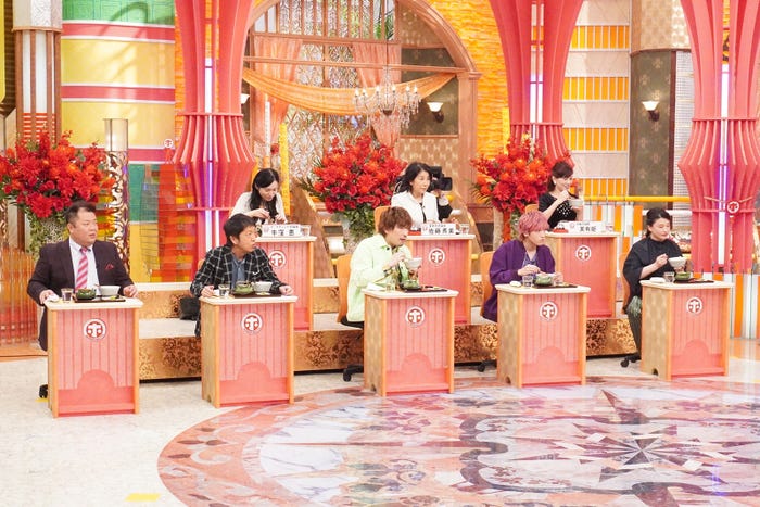 (前列左から)小杉竜一、吉田敬、りんたろー。、兼近大樹、島崎和歌子(後列左から)牛窪恵、佐藤秀美、美有姫(C)フジテレビ