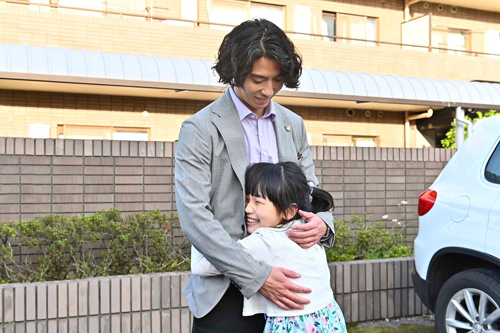 賀来賢人、山崎莉里那／「マイファミリー」第5話より（C）TBS