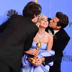 アンドリュー・ワイアット、アンソニー・ロッソマンド、マーク・ロンソンにキスされるレディー・ガガ／photo：Getty Images