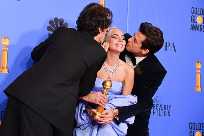 アンドリュー・ワイアット、アンソニー・ロッソマンド、マーク・ロンソンにキスされるレディー・ガガ/photo:Getty Images