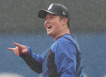 DeNA牧「思ったより全然動けている」試合前練習でノック 6日の右手首への死球は骨に異常なし