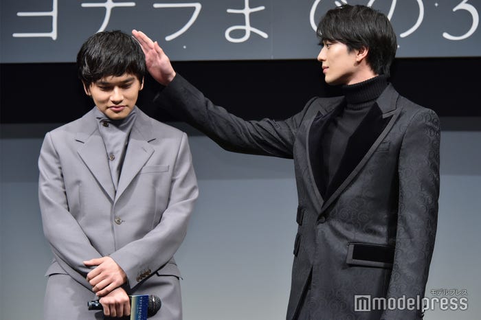 北村匠海の頭をなでる新田真剣佑 (C)モデルプレス