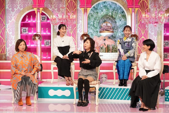 (前列左から)大久保佳代子、モモコ、長谷川理恵(後列左から)安田美沙子、鈴木あきえ(C)日本テレビ
