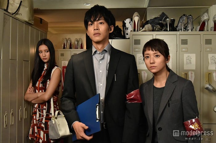 第1話シーン(左より)菜々緒、松坂桃李、木村文乃(画像提供:関西テレビ)