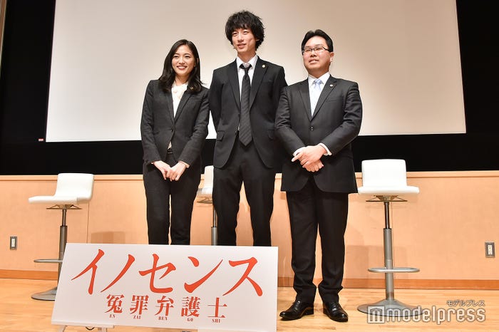 川口春奈、坂口健太郎、室谷光一郎弁護士(C)モデルプレス