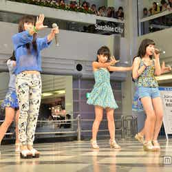 ライブパフォーマンスをするJuice=Juice