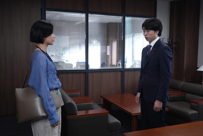 水川あさみ、櫻井翔「笑うマトリョーシカ」第10話より(C)TBS