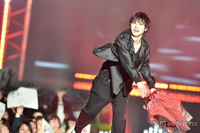 バラの花束を投げ込む