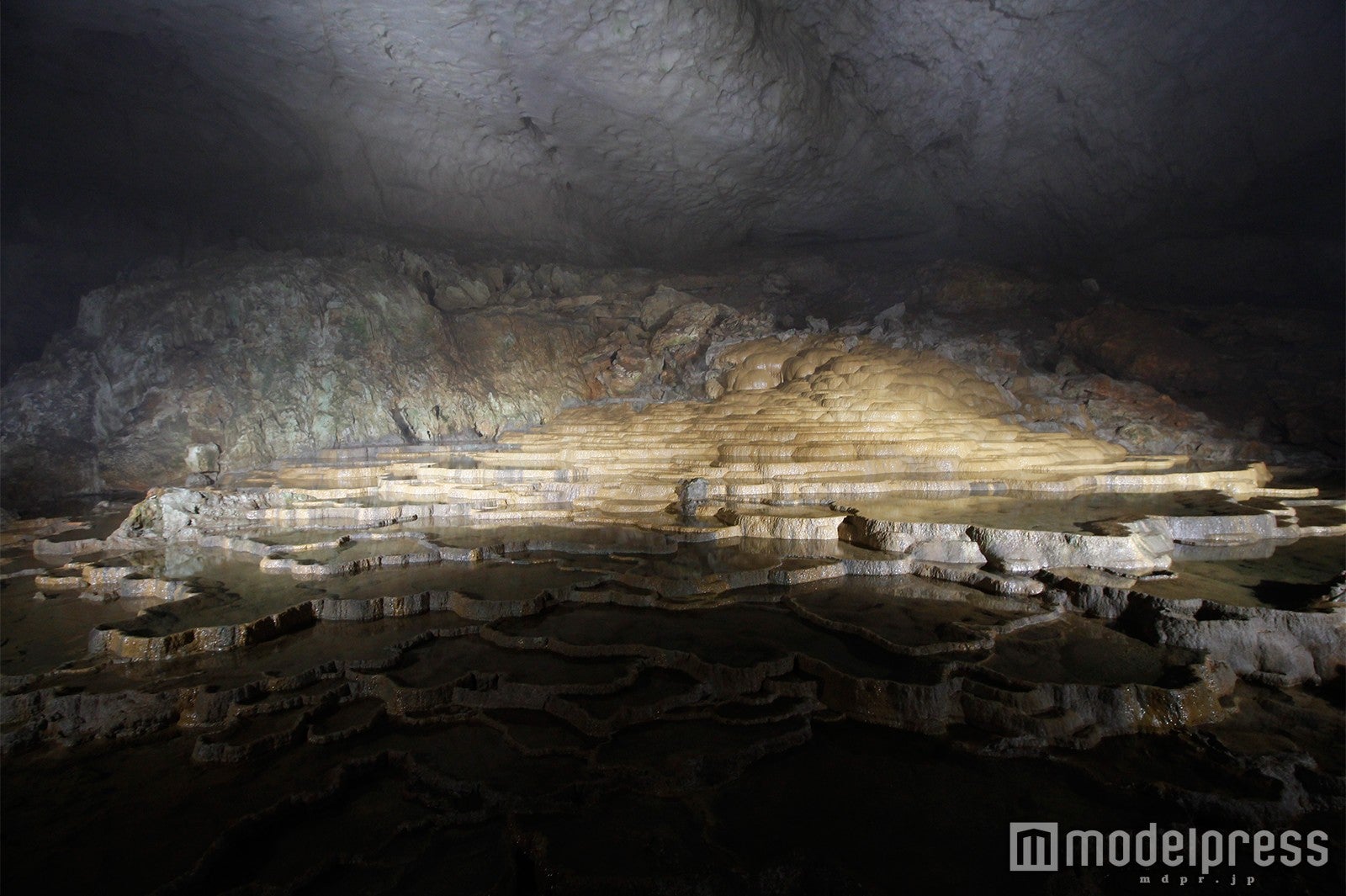 ひんやりした空気が流れ神秘的な「秋芳洞」（C）モデルプレス