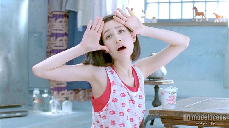 水原希子／ICEカップヌードル新CM「氷入れすぎた」篇より