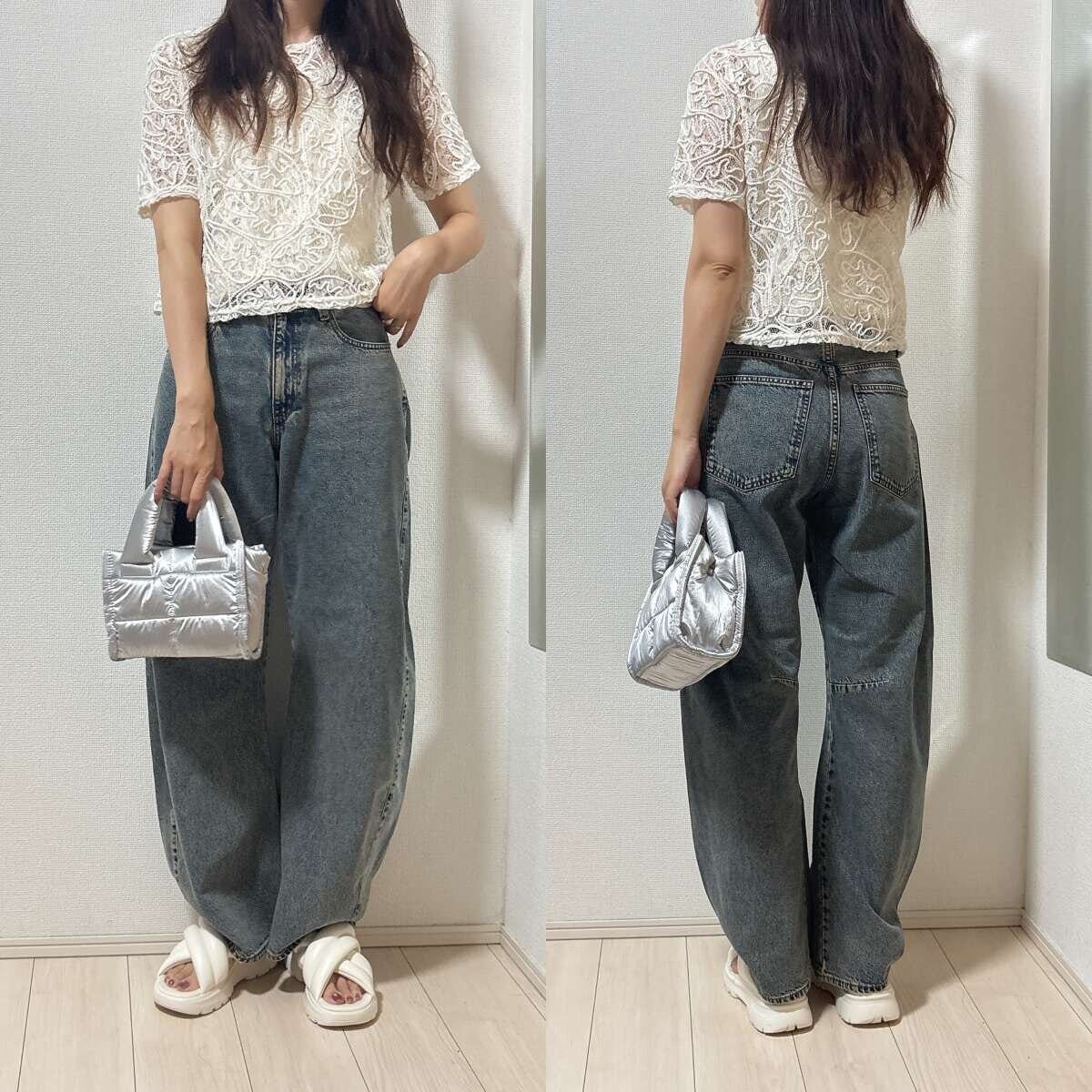 白いレーストップスとバレルジーンズを着用した女性