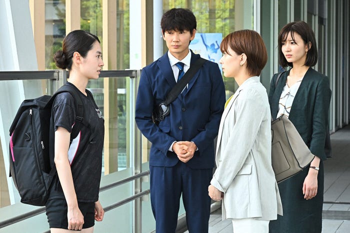 (左から)田辺桃子、綾野剛、芳根京子、岡崎紗絵/「オールドルーキー」第8話より(C)TBS