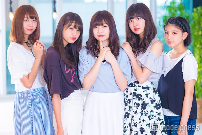 (左から)松田美里、三品瑠香、廣川奈々聖、小玉梨々華、坂元 葉月(C)モデルプレス