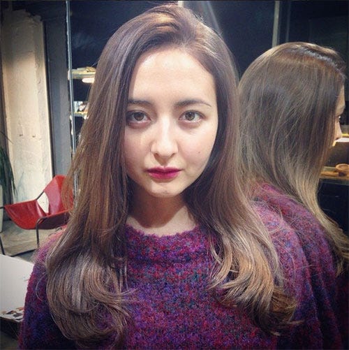 ダークトーンのアッシュブラウンのヘアカラーでイメージチェンジを図ったエリーローズ/Instagramより【モデルプレス】